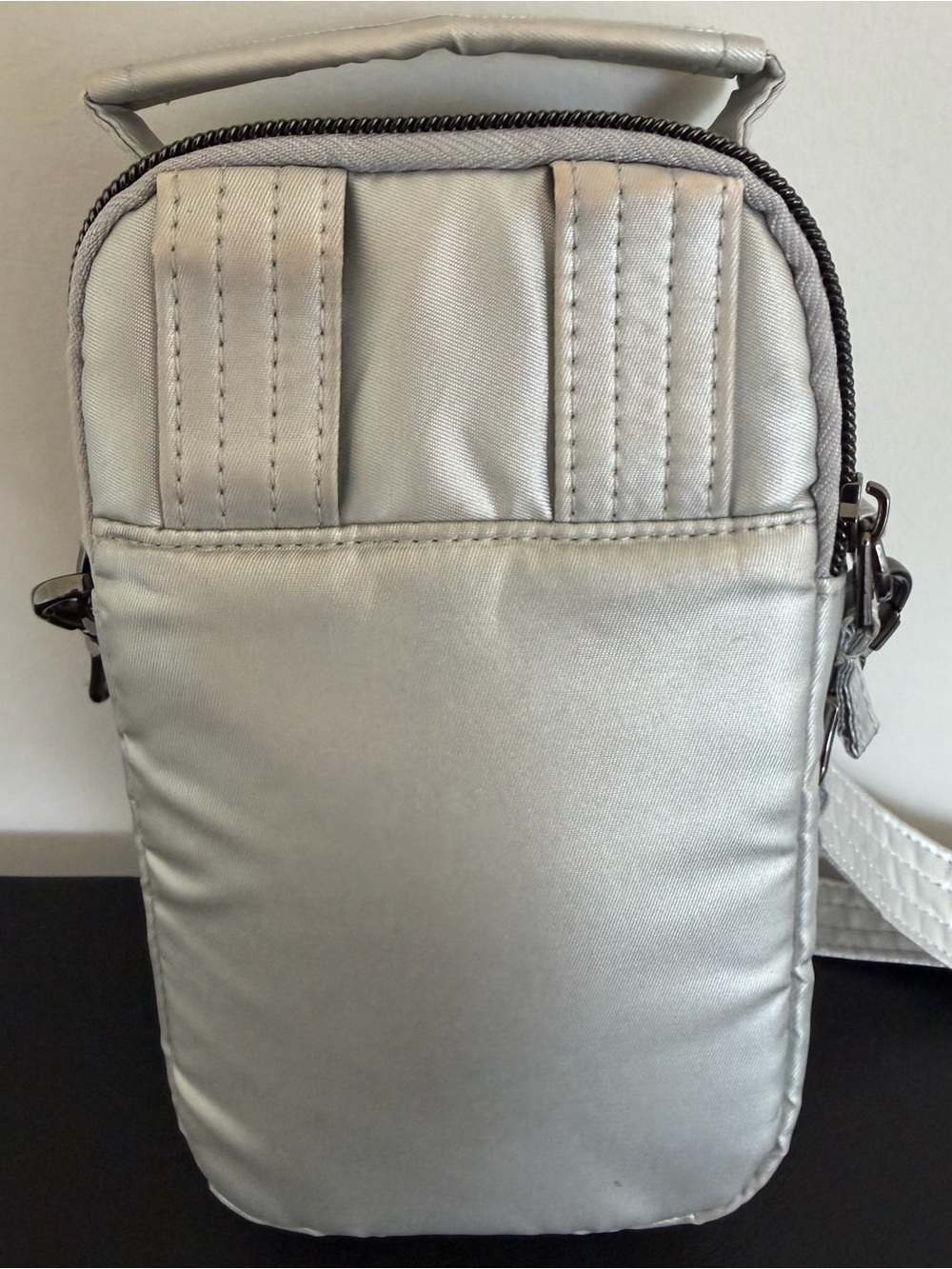 Lug Skeeter Silver Quilted Crossbody Phone Bag Belt Bag - Picture 8 of 10